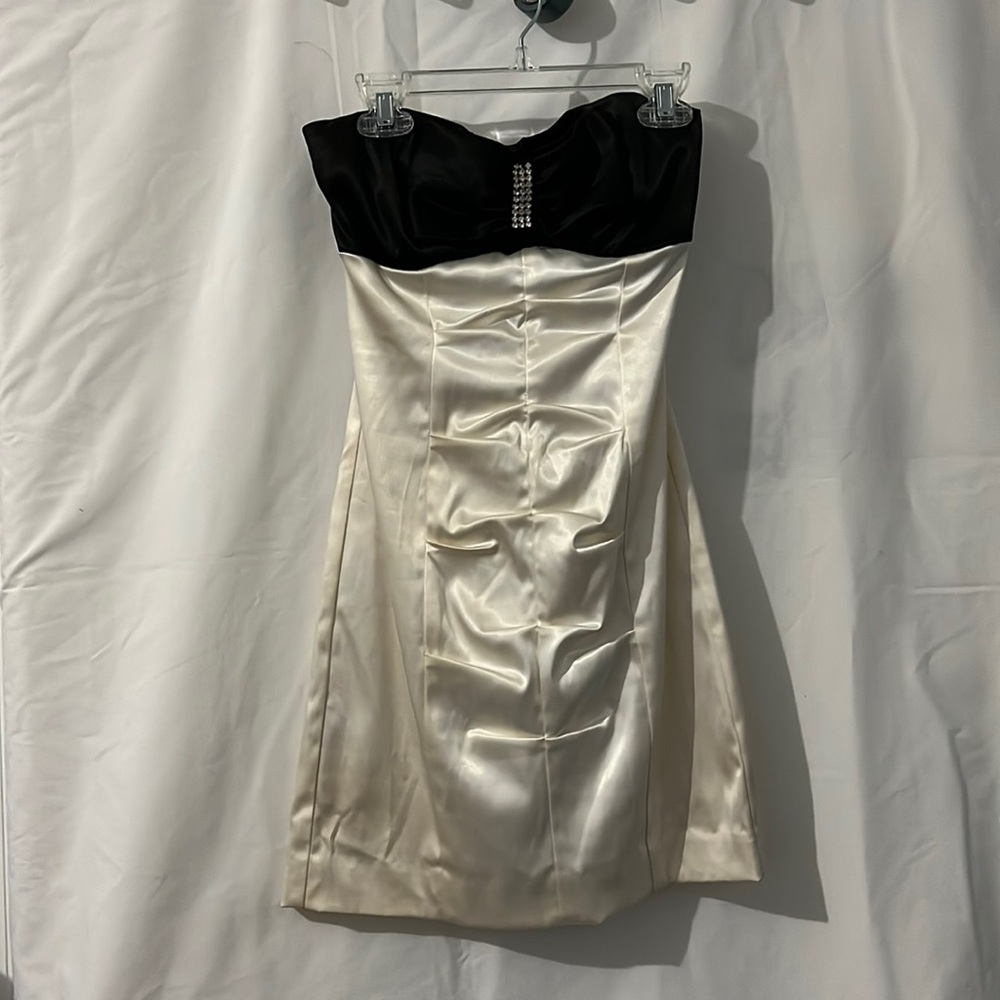 Designer: B. Darlin ~ Size: 3/4 ~ Color: Cream and Black